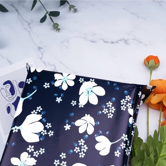 Polymailers 20 10x13 and 20 2 inch stickers Packaged With Posh Love Blue Floral - Picture 2 of 10